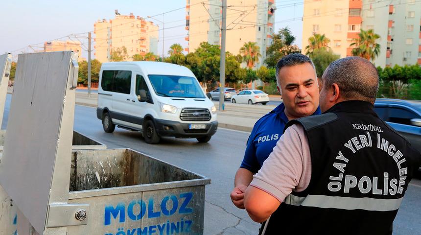 Okul önündeki çöp konteynerine atılan Türk bayrağı polisi alarma geçirdi!