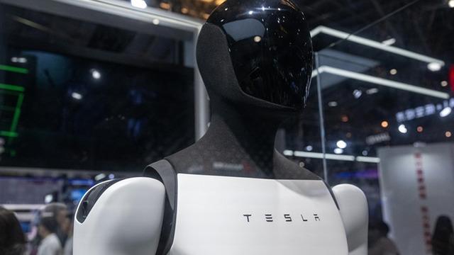 Elon Musk insansı robotlar için tarih verdi! 