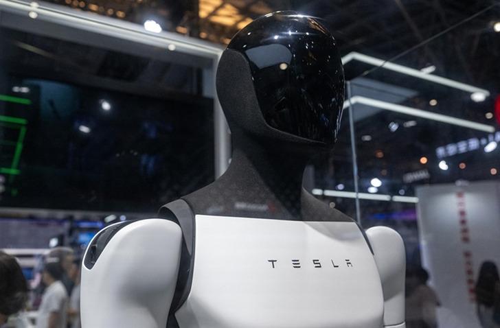 Elon Musk insansı robotlar için tarih verdi! 