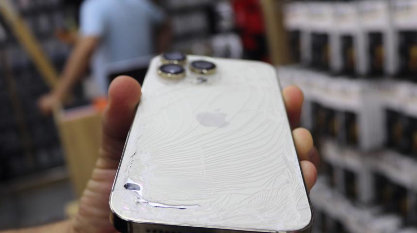 İki arkadaş arasında akılalmaz iddia! 50 bin TL'lik telefonunu kırdı... Yenisi 90 bin TL