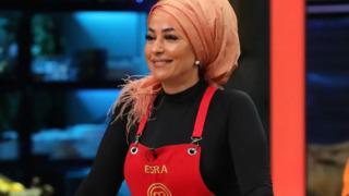 Tarzı ve abartılı makyajı çok konuşuluyordu... MasterChef All Star şampiyonu Esra Tokelli başörtüsü eleştirilerine yanıt verdi! Kimseyi ilgilendirmez!