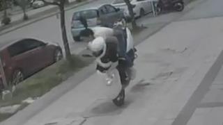 Motosikletli iki kadın neye uğradıklarını şaşırdılar! Kendilerini  bir anda yerde buldular!