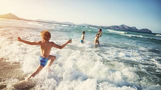 'Gök gürültüsü duyarsanız sudan çıkın' Yüzmeye gidecekler dikkat