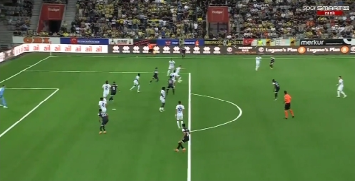 Lugano-Fenerbahçe maçının başında büyük hata! Top ağlara gitti, maçın spikeri bile şaşırdı... G2