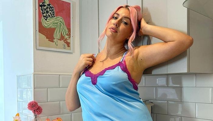 Sosyal medya fenomeni Sophie Hughes eğri hatlı vücudunu beğeniler