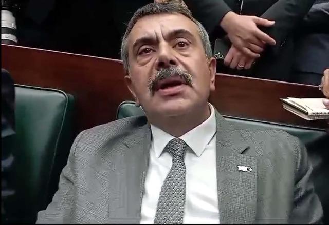 Son günlerde Türkiye'deki Fransız okullarının yasal durumu gündemde. İki Fransız okuluna MEB tarafından mevzuata uymaları için uyarı yapılmıştı. Bunun üzerine Prof. Dr. Celal Şengör "Sen ülkemizin geleceği için açık ve büyük bir tehditsin" diyerek Bakan T 640xauto