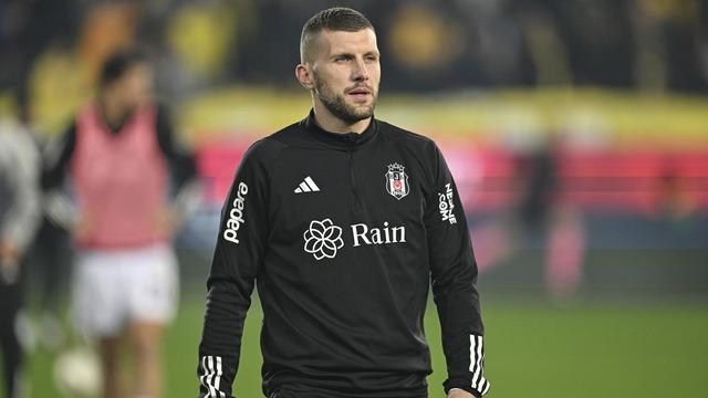 Beşiktaş'ın yeni hocası Giovanni van Bronckhorst'tan Ante Rebic için kadro dışı kararı! 640xauto