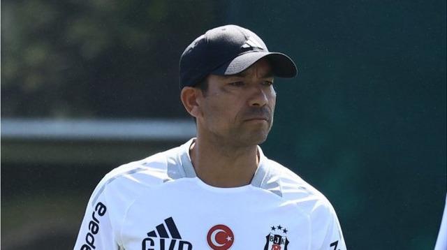 Beşiktaş'ın yeni hocası Giovanni van Bronckhorst'tan Ante Rebic için kadro dışı kararı! 640xauto