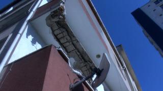 İstanbul'da korku dolu anlar! Binanın balkonu bir anda çöktü