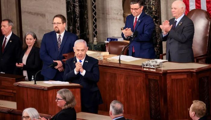 Netanyahu ABD'de ayakta alkışlandı... O isim utanç gecesine bu pankartla çıktı: Yıllar sonra aynı kare!