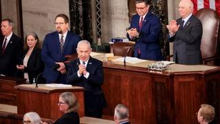 Netanyahu ABD'de ayakta alkışlandı... O isim utanç gecesine bu pankartla çıktı: Yıllar sonra aynı kare!