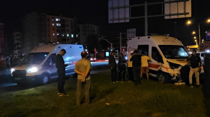 Çorum'da ambulansla otomobilin çarpışması sonucu 6 kişi yaralandı