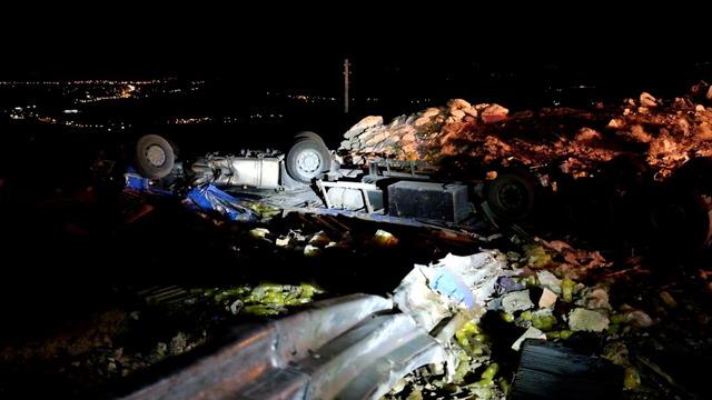 Mersin'de devrilen tırın sürücüsü hayatını kaybetti