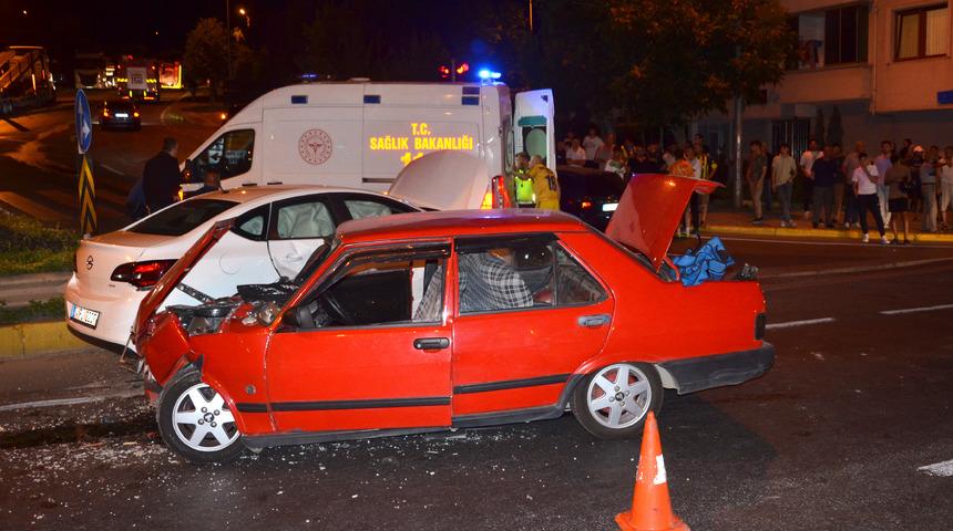 Kocaeli'de iki otomobilin çarpıştığı kazada 6 kişi yaralandı