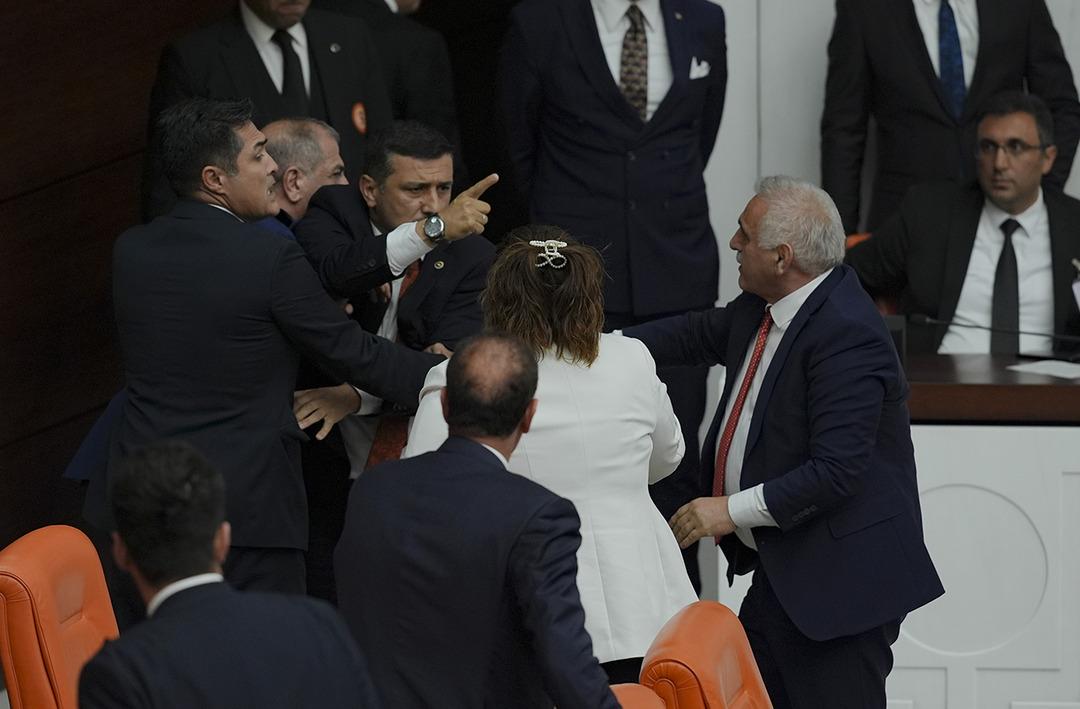 Meclis en gergin g&uuml;n&uuml;n&uuml; yaşadı! &Ouml;nce AK Parti-DEM kavgası, ardından İYİ Parti-MHP gerginliği... Yumruklar havada u&ccedil;uştu