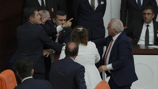 Meclis en gergin gününü yaşadı! Önce AK Parti-DEM kavgası, ardından İYİ Parti-MHP gerginliği... Yumruklar havada uçuştu