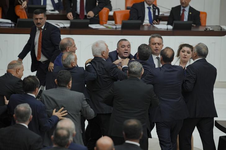 Meclis en gergin gününü yaşadı! Önce AK Parti-DEM kavgası, ardından İYİ Parti-MHP gerginliği... Yumruklar havada uçuştu G2