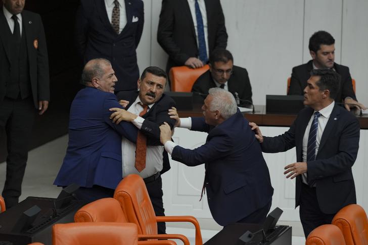 Meclis en gergin gününü yaşadı! Önce AK Parti-DEM kavgası, ardından İYİ Parti-MHP gerginliği... Yumruklar havada uçuştu G3