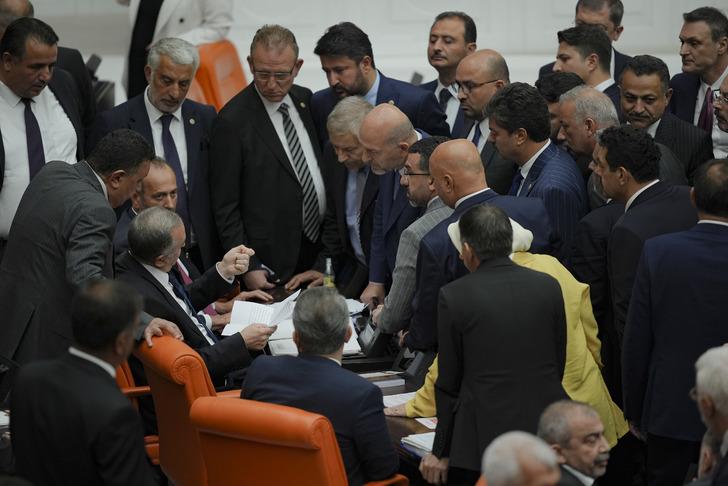 Meclis en gergin gününü yaşadı! Önce AK Parti-DEM kavgası, ardından İYİ Parti-MHP gerginliği... Yumruklar havada uçuştu G5