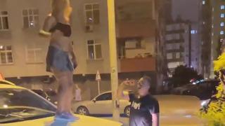 Aracın üstüne çıktı, zıpladı! ‘Zombi’ gibi gezinerek, rezillik çıkardı