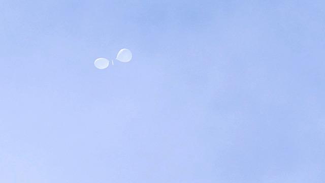 İki ülke arasında kriz sürüyor! Çöp balonları şimdi de yangına yol açtı... Uçuşları engelledi 'Zaman ayarlı patlayıcı yerleştiriliyor'