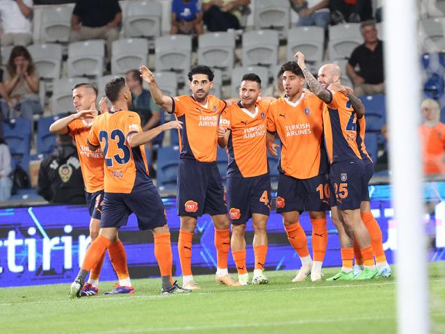 SON DAKİKA: İstanbul'da gol yağmuru! Başakşehir Konferans Ligi 2. eleme turu ilk maçında La Fiorita'yı 6-1 mağlup etti