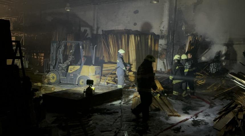 Eskişehir'de kereste deposunda çıkan yangın hasara neden oldu