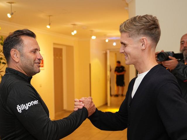 Galatasaray'a sevindiren haber geldi! Yeni transfer Elias Jelert, izin yapmadan kampa katıldı