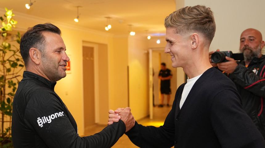 Galatasaray'a sevindiren haber geldi! Yeni transfer Elias Jelert, izin yapmadan kampa katıldı