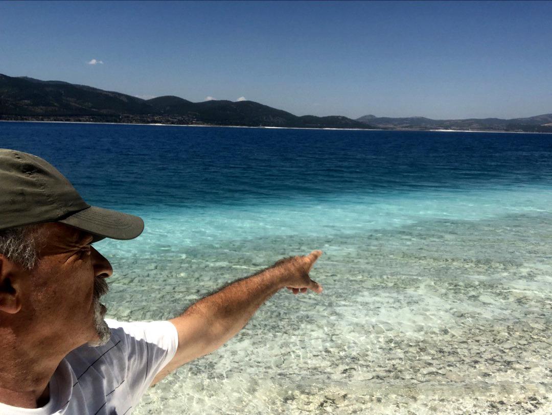 Turkuaz renkli Salda'da kirlilik alarmı! Beyaz adacıklar gitgide kararıyor... D&uuml;nya mirası i&ccedil;in b&uuml;y&uuml;k tehlike!