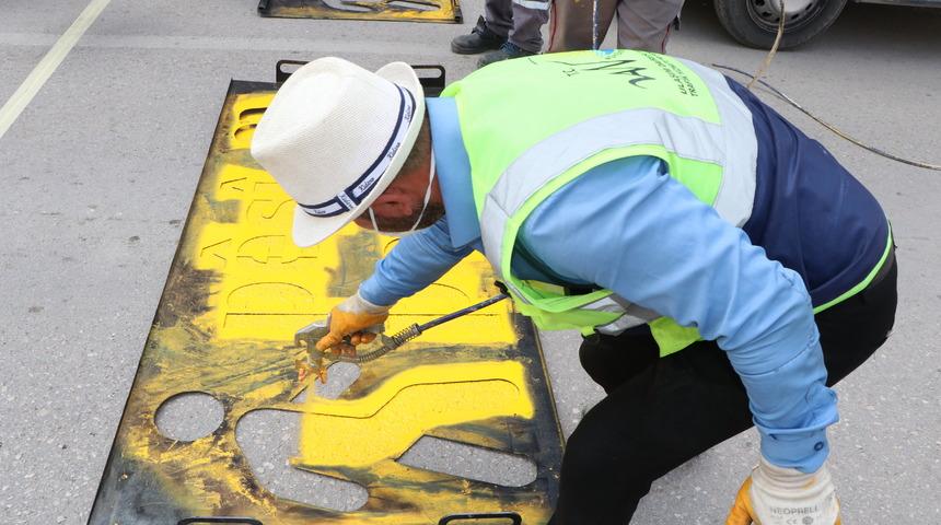 Van'da Kürtçe trafik uyarılarının üzerine Türkçe yazılar yazıldı: "Yasal süreç başlatılacak"