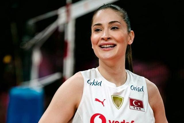 Voleybol Milli Takımı'nda kriz çıktı! Tuğba Şenoğlu, sakat olmamasına rağmen son dakika kararıyla takımdan çıkarıldı! Akıllara Dursun Özbek'in İlkin Aydın ile verdiği poz geldi... 640xauto