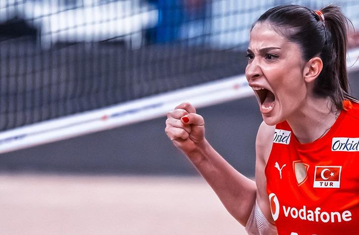 Voleybol Milli Takımı'nda kriz çıktı! Tuğba Şenoğlu, sakat olmamasına rağmen son dakika kararıyla takımdan çıkarıldı! Akıllara Dursun Özbek'in İlkin Aydın ile verdiği poz geldi... 18972039-728xauto