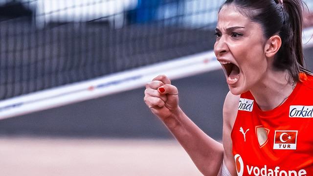 Voleybol Milli Takımı'nda kriz çıktı! Tuğba Şenoğlu, sakat olmamasına rağmen son dakika kararıyla takımdan çıkarıldı! Akıllara Dursun Özbek'in İlkin Aydın ile verdiği poz geldi...