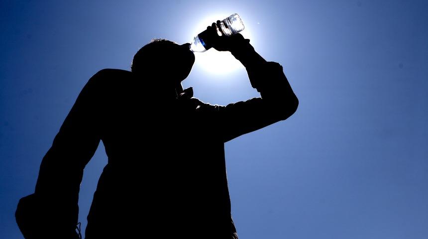 Uzmanından sıcak havalarda su t&uuml;ketimi uyarısı: "Susamayı beklemeden su i&ccedil;in"