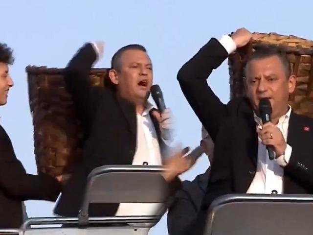 &Ouml;zg&uuml;r &Ouml;zel'den Cumhurbaşkanı Erdoğan'a yanıt! Platforma sırtında k&uuml;feyle geldi
