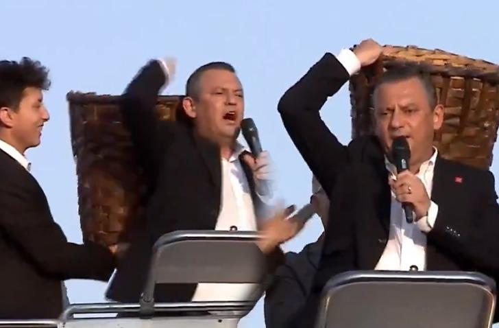 &Ouml;zg&uuml;r &Ouml;zel'den Cumhurbaşkanı Erdoğan'a yanıt! Platforma sırtında k&uuml;feyle geldi: 'Getir sandığı, k&uuml;feyi biz taşıyacağız'