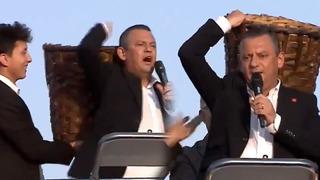 Özgür Özel'den Cumhurbaşkanı Erdoğan'a yanıt! Platforma sırtında küfeyle geldi: 'Getir sandığı, küfeyi biz taşıyacağız'