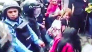 Polisi twerk yaparak protesto ettiler