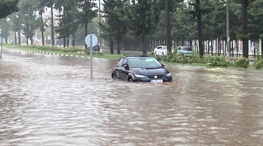 Sağanak o ili esir aldı: Yollar göle döndü, araçlar suya gömüldü, elektrikler kesildi...