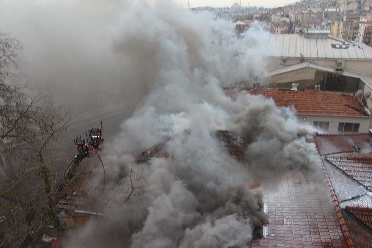 Beyoğlu'nda korkutan yangın! G4