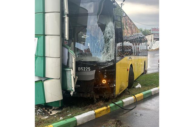 Avcılar’da feci kaza! İETT otobüsü 3 araca çarpıp akaryakıt istasyonuna girdi… 640xauto