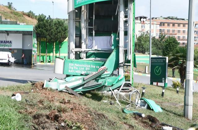 Avcılar’da feci kaza! İETT otobüsü 3 araca çarpıp akaryakıt istasyonuna girdi… 640xauto