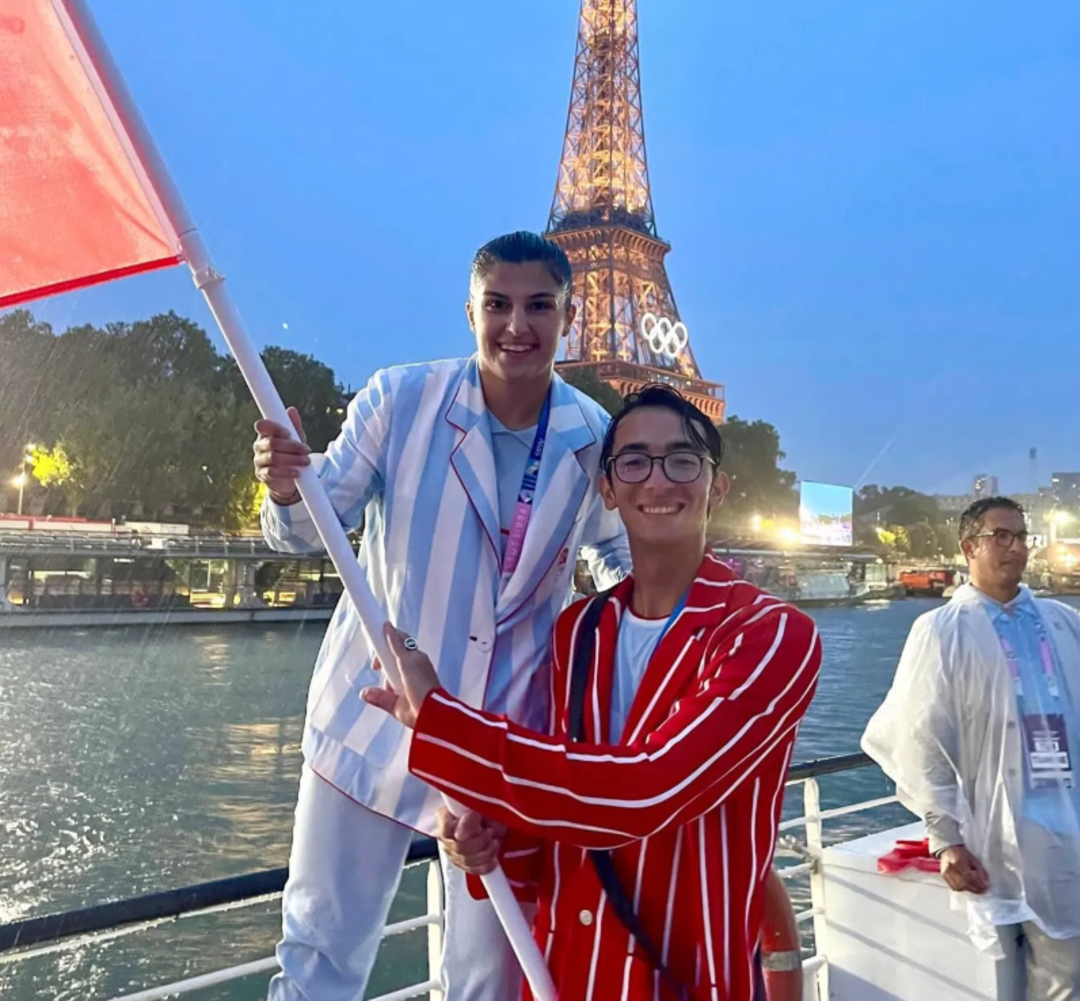 Milli sporcularımızın Olimpiyat kıyafetlerini g&ouml;renler şaşkına d&ouml;nd&uuml;! Tepkiler &ccedil;ığ gibi b&uuml;y&uuml;yor... 'Yunan bayrağı giydirilmiş'