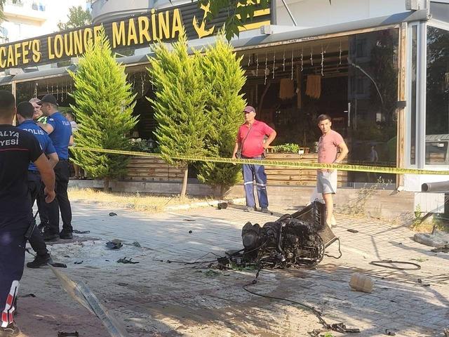 Antalya'da akılalmaz kaza! Aracın motoru yerinden çıkıp kaldırıma fırladı: 3 yaralı! 640xauto