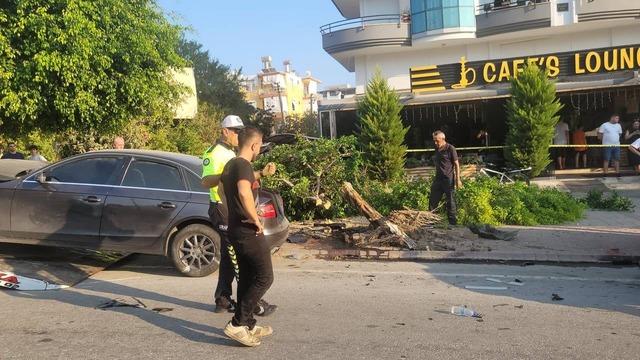 Antalya'da akılalmaz kaza! Aracın motoru yerinden çıkıp kaldırıma fırladı: 3 yaralı! 640xauto