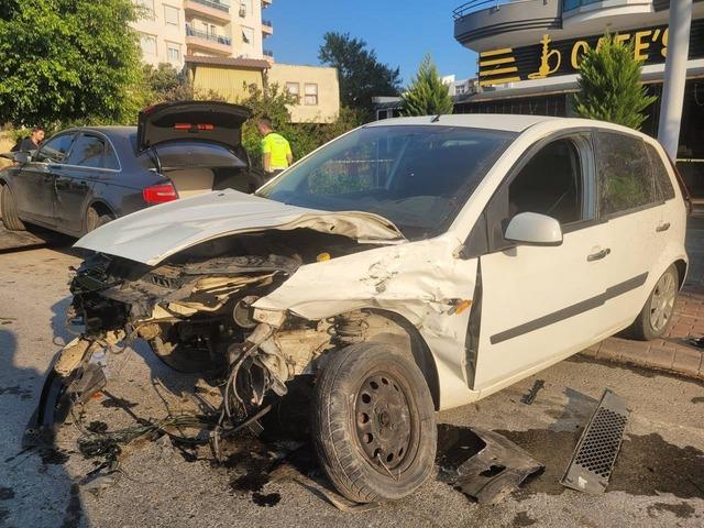 Antalya'da akılalmaz kaza! Aracın motoru yerinden çıkıp kaldırıma fırladı: 3 yaralı! 640xauto