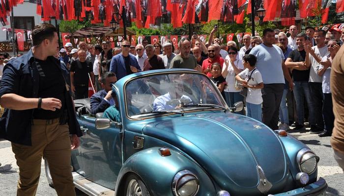 CHP lideri Özgür Özel o ilçeye kendi kullandığı vosvos ile geldi