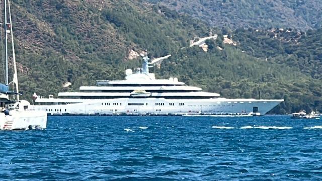 O soru hala yanıt bulmadı... Rus milyarderin lüks yatı 2 yıl 4 aydır Marmaris'te demirli! İçinde yok yok: Yüzme havuzları, sinema salonları... 640xauto