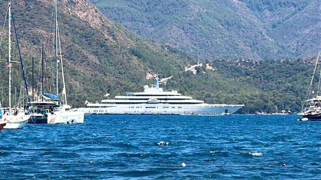 O soru hala yanıt bulmadı... Rus milyarderin lüks yatı 2 yıl 4 aydır Marmaris'te demirli! İçinde yok yok: Yüzme havuzları, sinema salonları... 640xauto